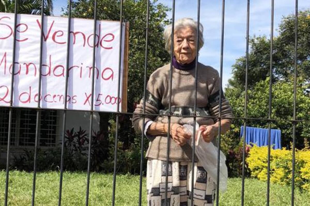 Abuela vende mandarinas para sobrevivir
