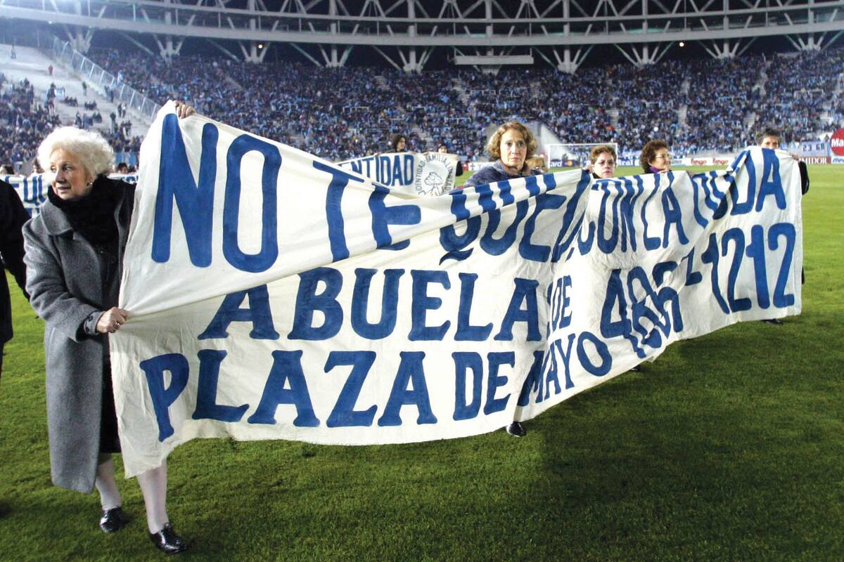 Abuelas de Plaza de Mayo durante la inauguración del Estadio Ciudad de La Plata, en junio de 2003.