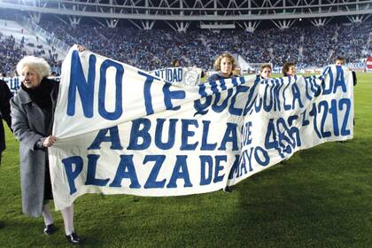 Abuelas de Plaza de Mayo durante la inauguración del Estadio Ciudad de La Plata, en junio de 2003.