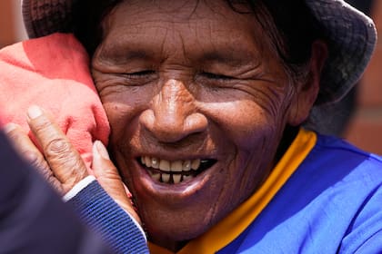 Abuelas juegan al balonmano a más de 4.000 metros de altura en Bolivia para mantenerse activas