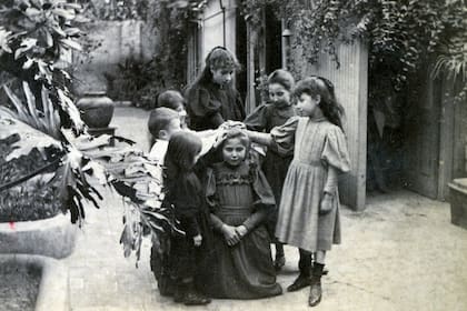 Abuelita, ¿qué hora es? Es un juego con dos versiones. En la más antigua, la abuela perseguía a los niños. Luego cambió, y ganaba el niño que llegaba primero a donde estaba ella.