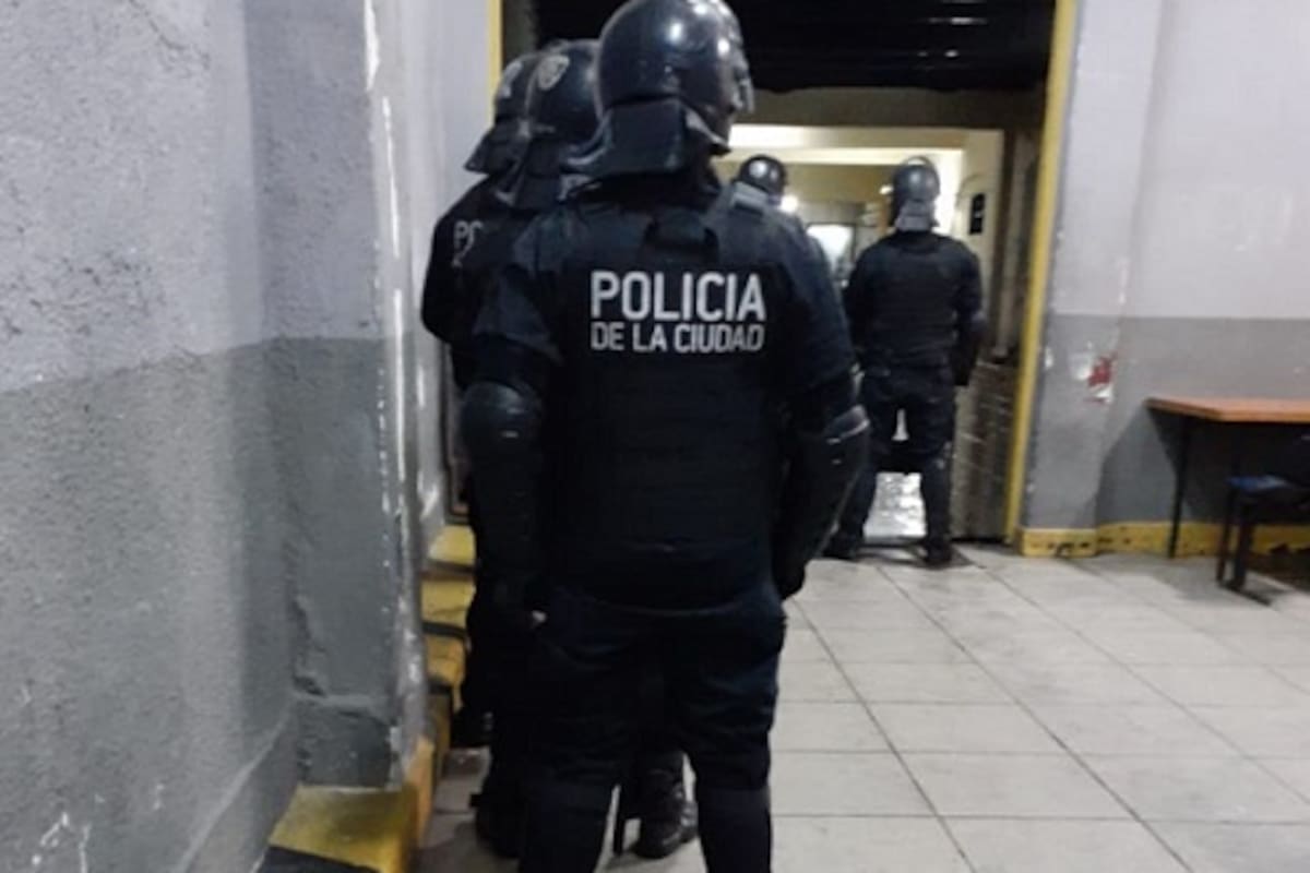 Abuso en una comisaría: una mujer trans denunció que fue sometida por tres reclusos durante el motín en una seccional de Balvanera