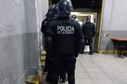 Abuso en una comisaría: una mujer trans denunció que fue sometida por tres reclusos durante el motín en una seccional de Balvanera