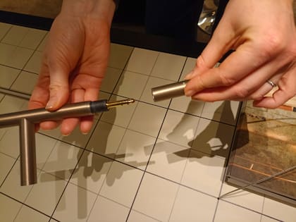 Acá, el sistema de ensamble, abajo, el resultado: ‘Plug’ de la firma Eden Design, viene con tubos en tonos metalizados o en negro.