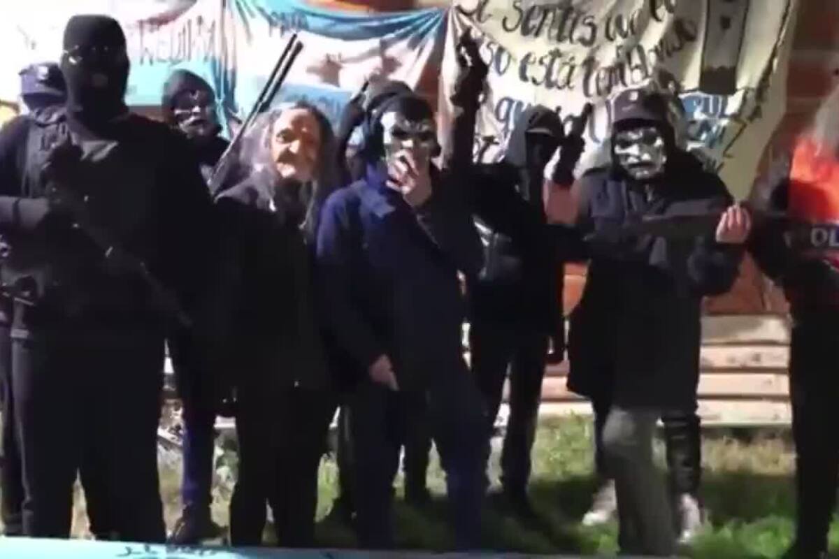 “Acá está la banda del Puly y del Pata”, dicen los integrantes del video