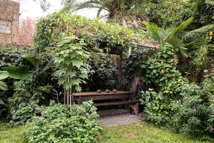 Acá transcurren los festejos, los almuerzos de los domingos y tanto más. Al atardecer, en verano, las flores de la Ipomea alba se abren y transforman no sólo la pergola, sino todo el jardín