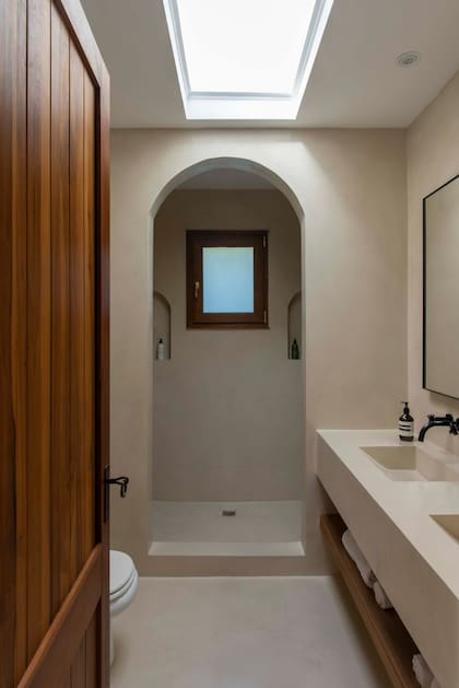 Acá un baño íntegramente estucado por Luciano Lerner Basso, en Brasil.