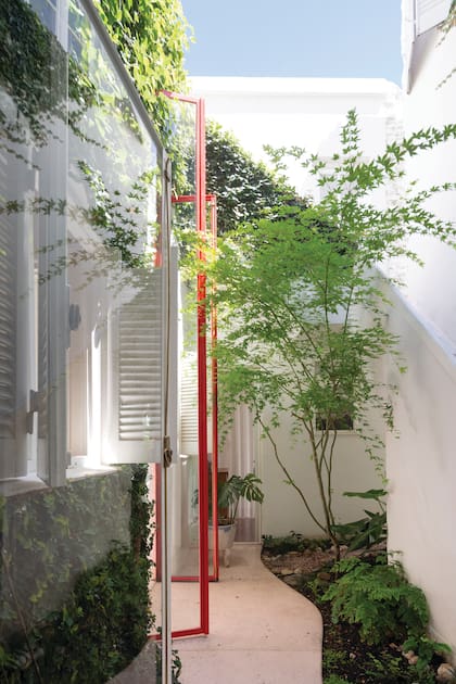 Acá, un ejemplo sinuoso y rosado del piso de terrazo que diseñó para su casa el arquitecto Hernán Landolfo y que ejecutó Monolitic.