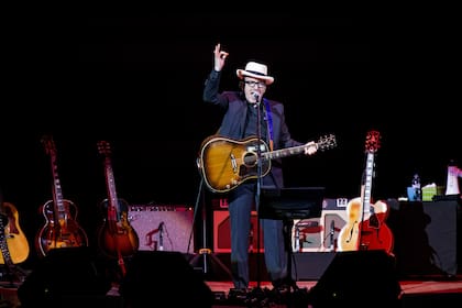 Acaba de llegar a las librerías Música infiel y Tinta invisible: las memorias (vitales y musicales) de un músico que cabalgó en la new wave y logró transformarse en un songwriter único