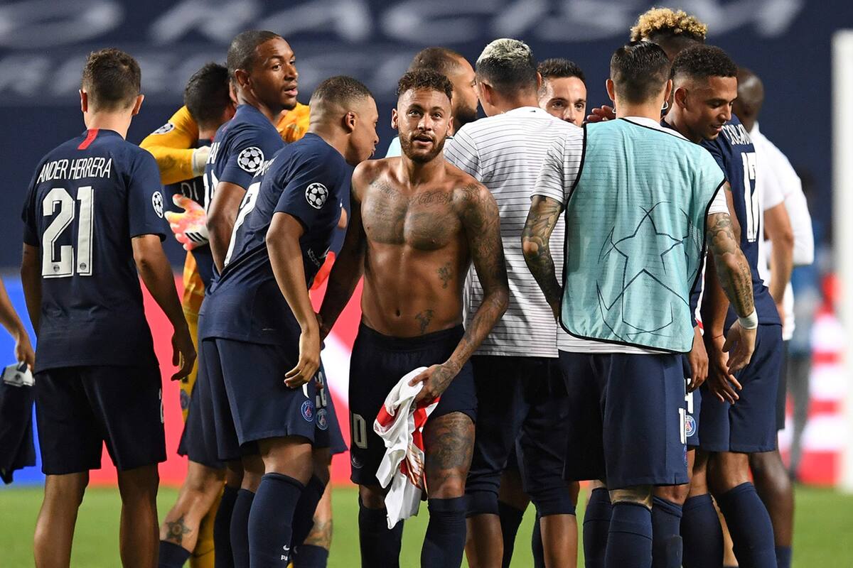 Acaba de terminar el partido en Lisboa y Neymar tiene en su mano izquierda la camiseta de Marcel Halstenberg, futbolista de Leipzig; el protocolo de la UEFA recomienda no intercambiarlas después de los partidos.