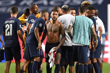 Acaba de terminar el partido en Lisboa y Neymar tiene en su mano izquierda la camiseta de Marcel Halstenberg, futbolista de Leipzig; el protocolo de la UEFA recomienda no intercambiarlas después de los partidos.