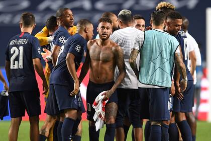 Acaba de terminar el partido en Lisboa y Neymar tiene en su mano izquierda la camiseta de Marcel Halstenberg, futbolista de Leipzig; el protocolo de la UEFA recomienda no intercambiarlas después de los partidos.