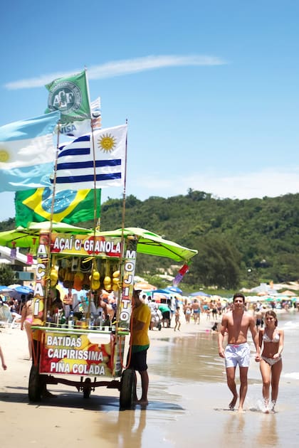 En Brasil el açaí, la fruta tropical afrodisíaca, es un clásico en las playas para comer a toda hora