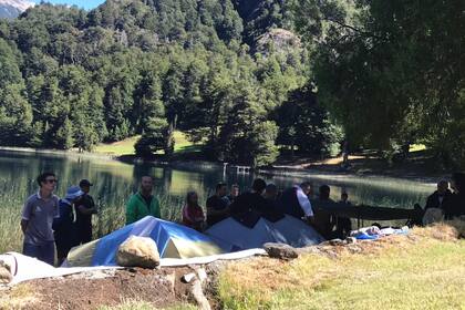 Acampe de manifestantes que quieren llegar al Lago Escondido, en abierto desafío a los vecinos