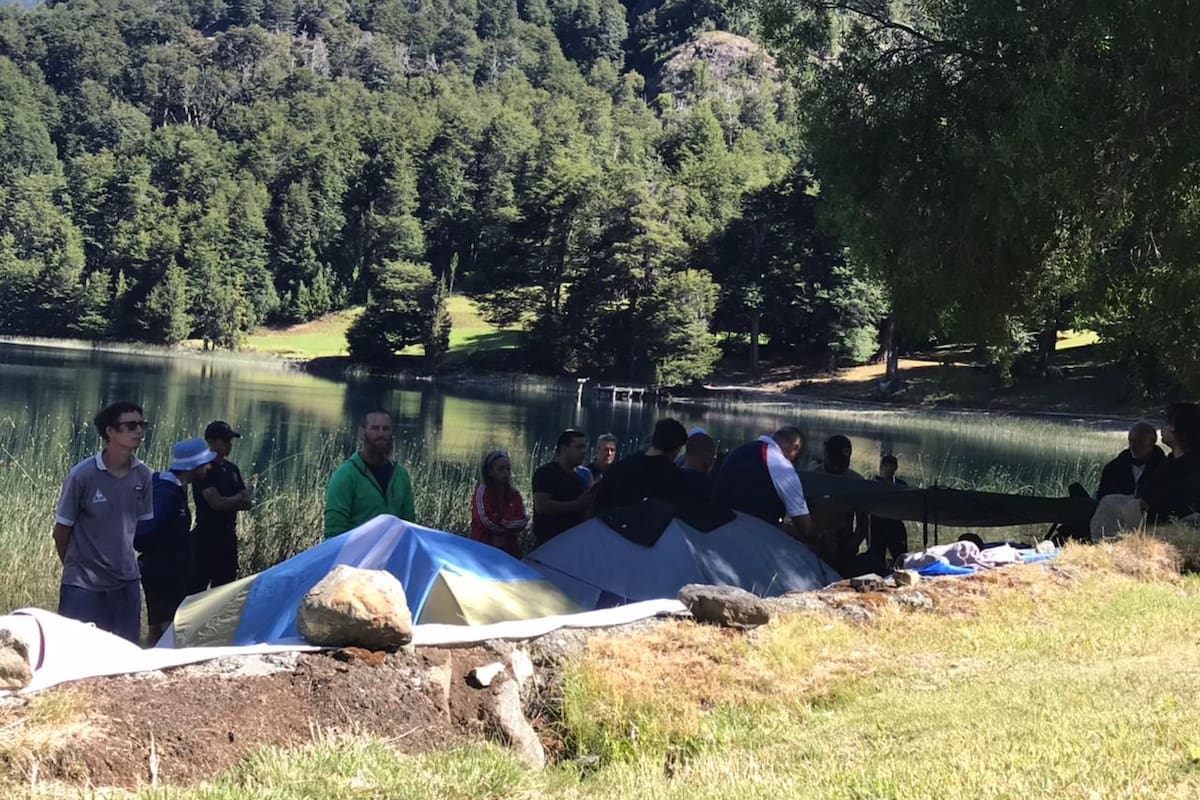 Acampe de manifestantes que quieren llegar al Lago Escondido, en abierto desafío a los vecinos
