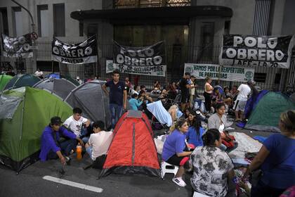 Acampe piquetero sobre la 9 de Julio