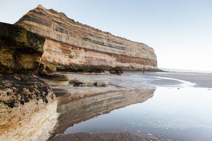 Acantilados sobre la playa de El Espigón.