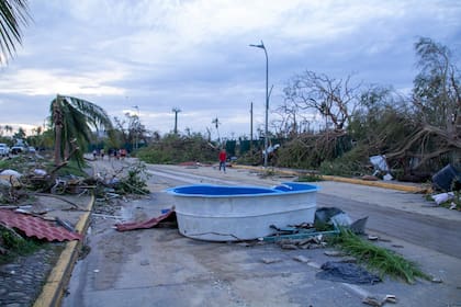 5 DE OCTUBRE: Se ve una piscina en la calle después de que el huracán Otis azotara Acapulco el 25 de octubre de 2023 en Acapulco, México. Otis tocó tierra por la costa de Acapulco alrededor de la medianoche del 25 de octubre como tormenta de categoría 5