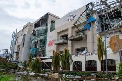 5 DE OCTUBRE: Vista general de un centro comercial destruido después de que el huracán Otis azotara Acapulco el 25 de octubre de 2023 en Acapulco, México. Otis tocó tierra por la costa de Acapulco alrededor de la medianoche del 25 de octubre como tormenta de categoría 5. El presidente López Obrador informó que las comunicaciones fueron interrumpidas en la ciudad