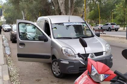 Acarreo de votantes. Autos identificados con cartelería partidaria a pocos metros del centro electoral. Fuente: acompañantes cívicos de Transparencia Electoral.