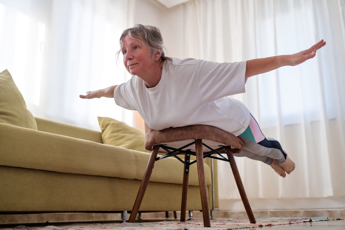 Accesible para personas con limitaciones físicas, brinda los mismos beneficios que el yoga tradicional