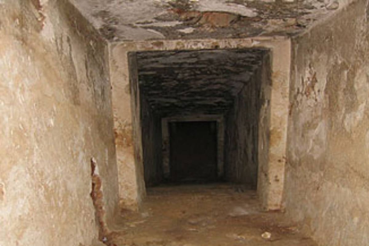 Acceso a una de las tumbas de Amarna, la ciudad del antiguo Egipto en el que fue hallado el extraño tumor en los restos de una mujer