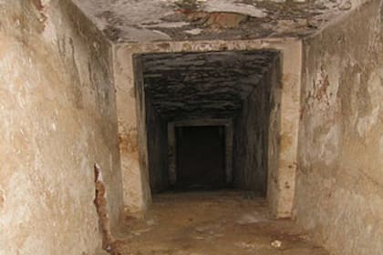 Acceso a una de las tumbas de Amarna, la ciudad del antiguo Egipto en el que fue hallado el extraño tumor en los restos de una mujer