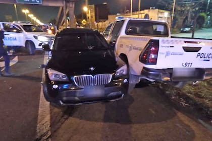 Dos móviles policiales y un auto de alta gama, entre los seis vehículos que protagonizaron el choque múltiple