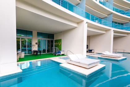 Acceso privado a la piscina del hotel