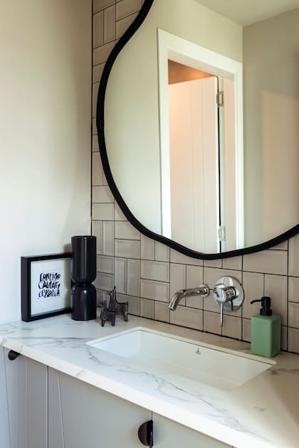 Accesorios (Tutto Deco), revestimiento (Bagno and Company) y espejo (Terra).