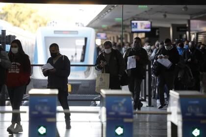 Accesos a CABA en el tren Sarmiento en hora pico, los pasajeros se movlizan respetando la distancia social.