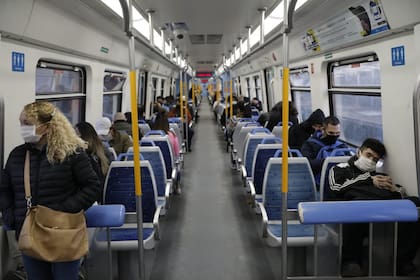 Accesos a CABA en el tren Sarmiento en hora pico, los pasajeros se movilizan respetando la distancia social.