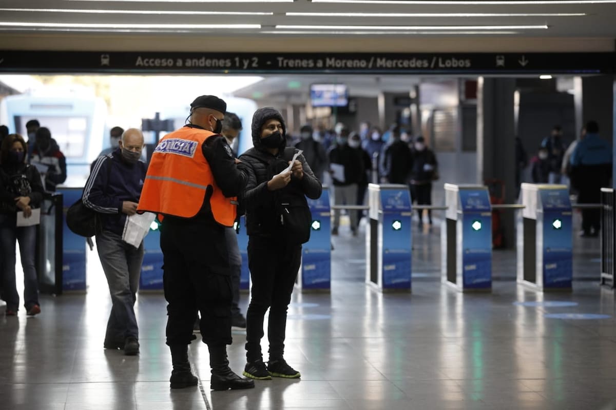 Accesos a CABA en el tren Sarmiento en hora pico, los pasajeros se movilizan respetando la distancia social.