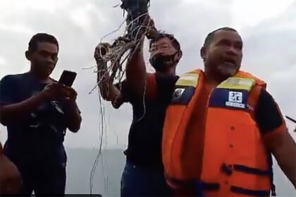 Pescadores hallaron lo que parecieran ser restos del avión desaparecido en la zona de Mil Islas