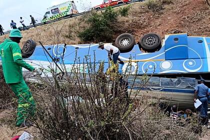 Accidente de autobús en una región montañosa de Sudáfrica deja al menos 42 muertos