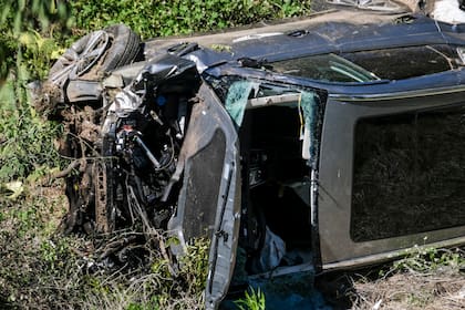 El frente del auto de Tiger Woods quedó muy dañado, pero los elementos de seguridad salvaron de consecuencias peores al golfista.