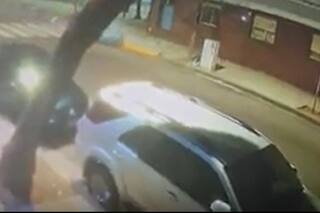Una moto cruzó en rojo y chocó contra un auto: el video del momento