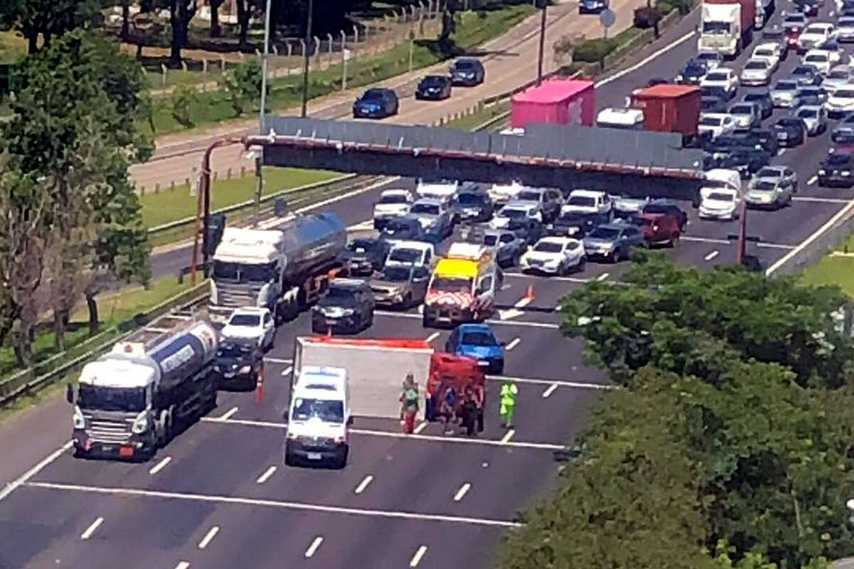 Accidente en avenida Cantilo, hay corte total, el Same y los bomberos trabajan en la zona