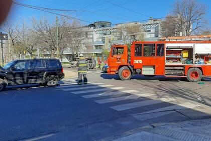 Accidente en Colegiales entre un a camioneta y una combi escolar