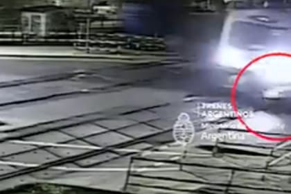 Accidente en Floresta. Un auto paso la barrera baja y el tren lo chocó en el paso a Nivel Carrasco, Flores