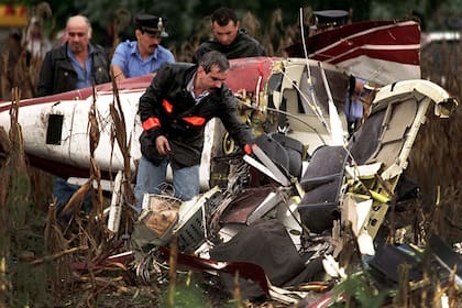 La Junta de Investigaciones de Accidentes de Aviación Civil y un experto de la fábrica Bell, Jack H. Suttle, analizaron por separado los restos y no detectaron orificios de bala en las primeras semanas de inspección