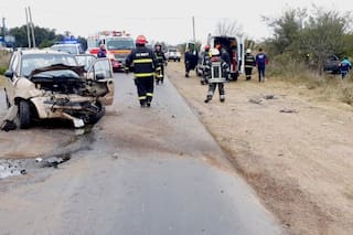 Una camioneta se cruzó de carril en la ruta 41 y chocó de frente contra un auto
