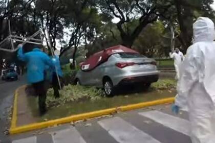 Accidente en Parque Patricios: investigan la muerte de un automovilista cuyo rodado se subió a la vereda