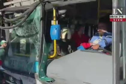 Accidente entre dos colectivos en Carabobo y Eva Perón