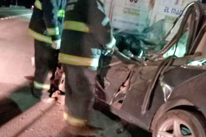 Accidente entre un auto y un camión en la Ruta 9 a la altura de Loreto en Santiago del estero