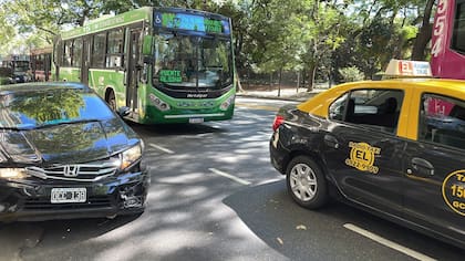 Accidente entre una moto y un auto en Palermo deja como saldo tres víctimas