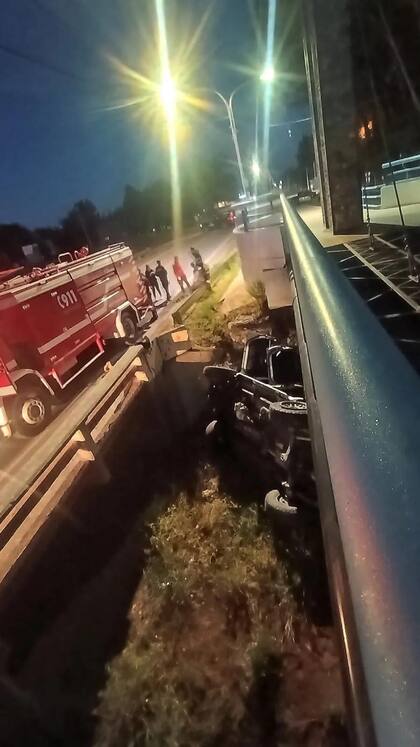 Accidente fatal en Mendoza: una camioneta cayó de un puente y una niña y una mujer murieron.