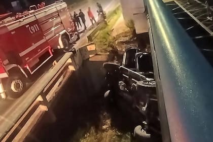 Accidente fatal en Mendoza: una camioneta cayó de un puente y una niña y una mujer murieron.