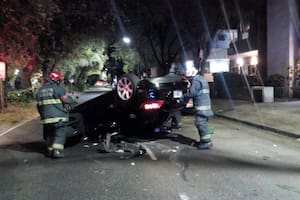 Accidentes por la madrugada: un auto volcó en la General Paz, el responsable de un fuerte choque en Balvanera se dio a la fuga y otros dos colisionaron en Palermo