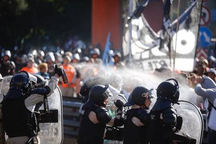 Acción policial en puente Pueyrredon